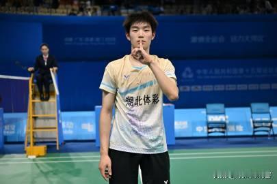 男单独苗朱轩辰胜塔伦打进泰国羽毛球大师赛半决赛。2026年泰国羽毛球大师赛四分之