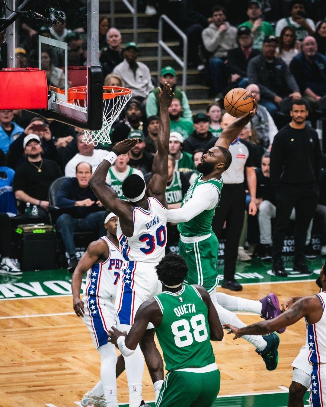 76人1比1凯尔特人据统计，凯尔特人全场出手50次三分仅命中13球，命中率26%