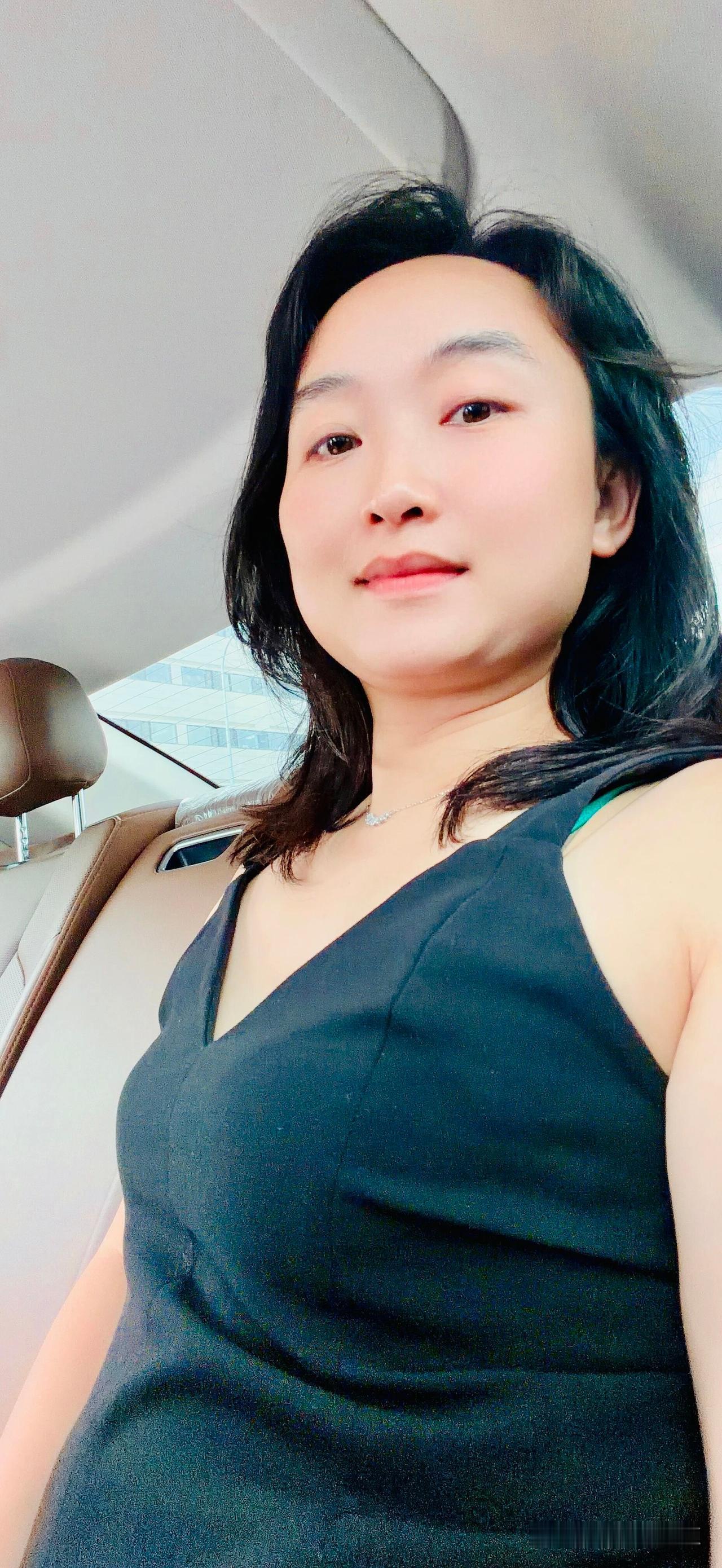 这位美女在车里自拍呢。