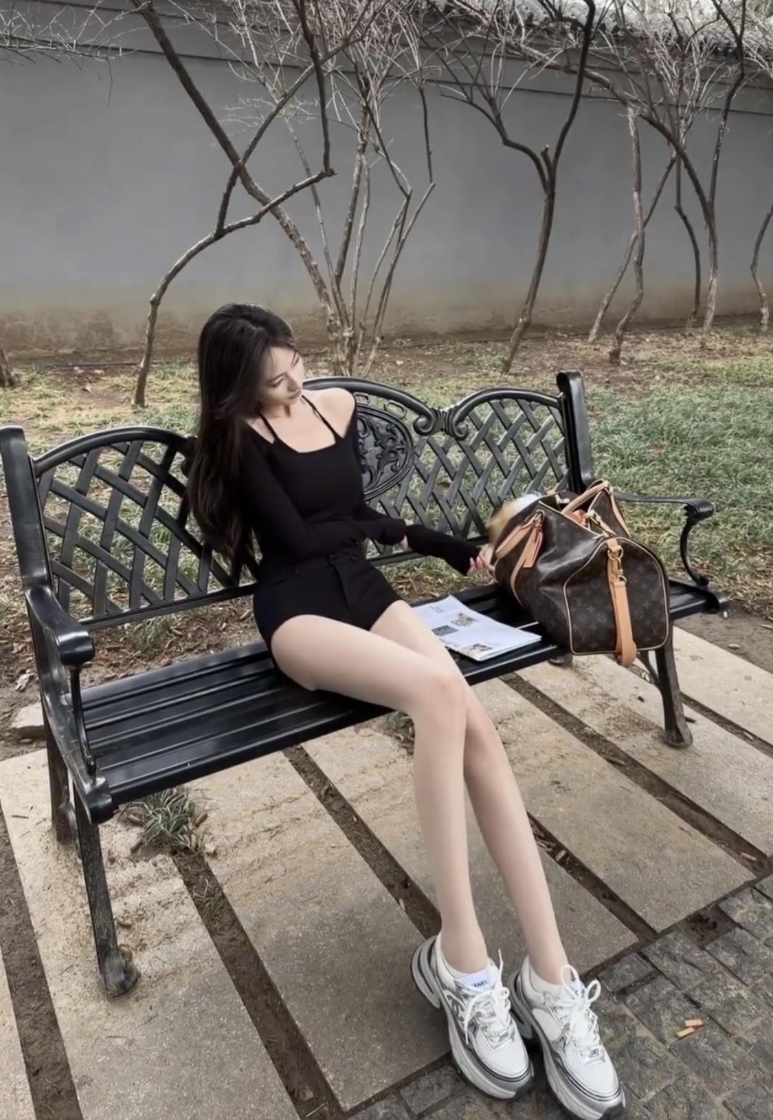 正常穿搭推荐，无不良引导。
今日推荐的是韩系辣妹风，又带着点松弛的“姐姐感”，细