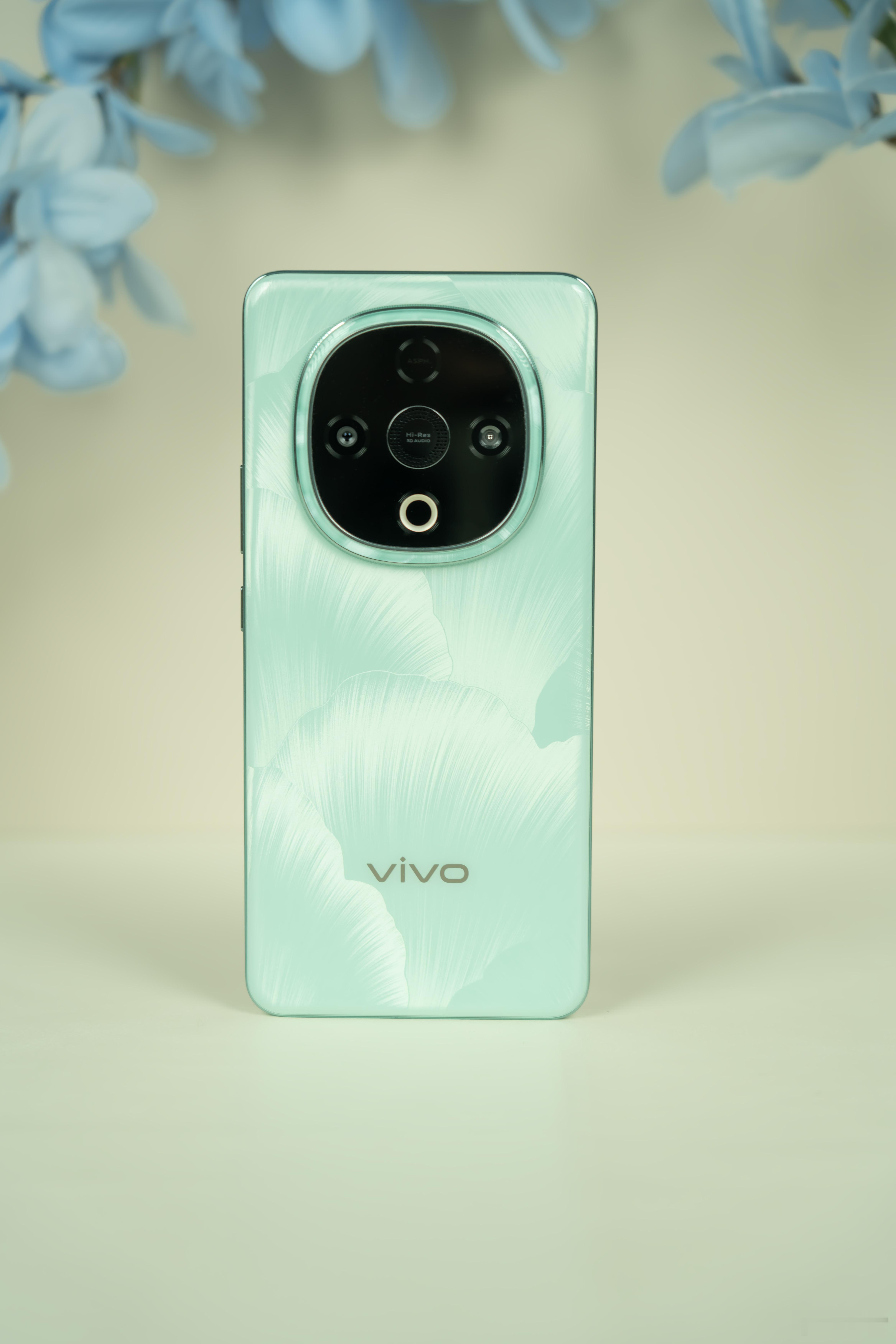 vivo Y300 青松将千万根松针结合花瓣舒展的形态，雕刻于翠青色的背板之上，