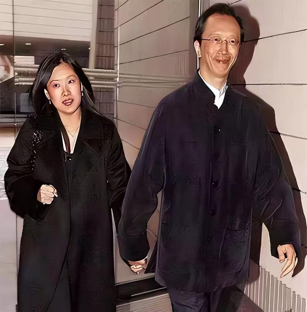 73岁梁锦松己显老态，47岁伏明霞仍端庄优雅。伏明霞按当时的条件，在大陆找一个十