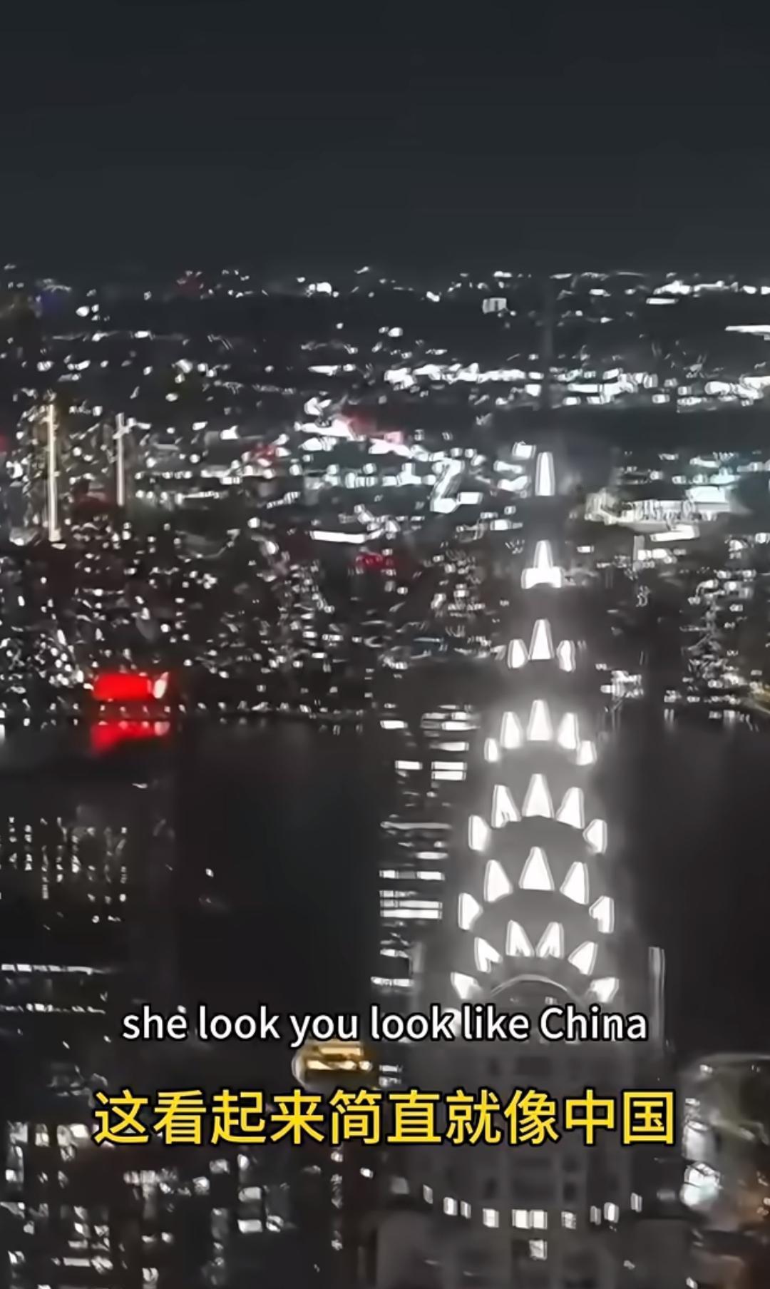 王一博拍戏摔断腿，没停工，没喊疼，咬着牙把戏拍完。
剧组人说，他下场时裤子都湿透