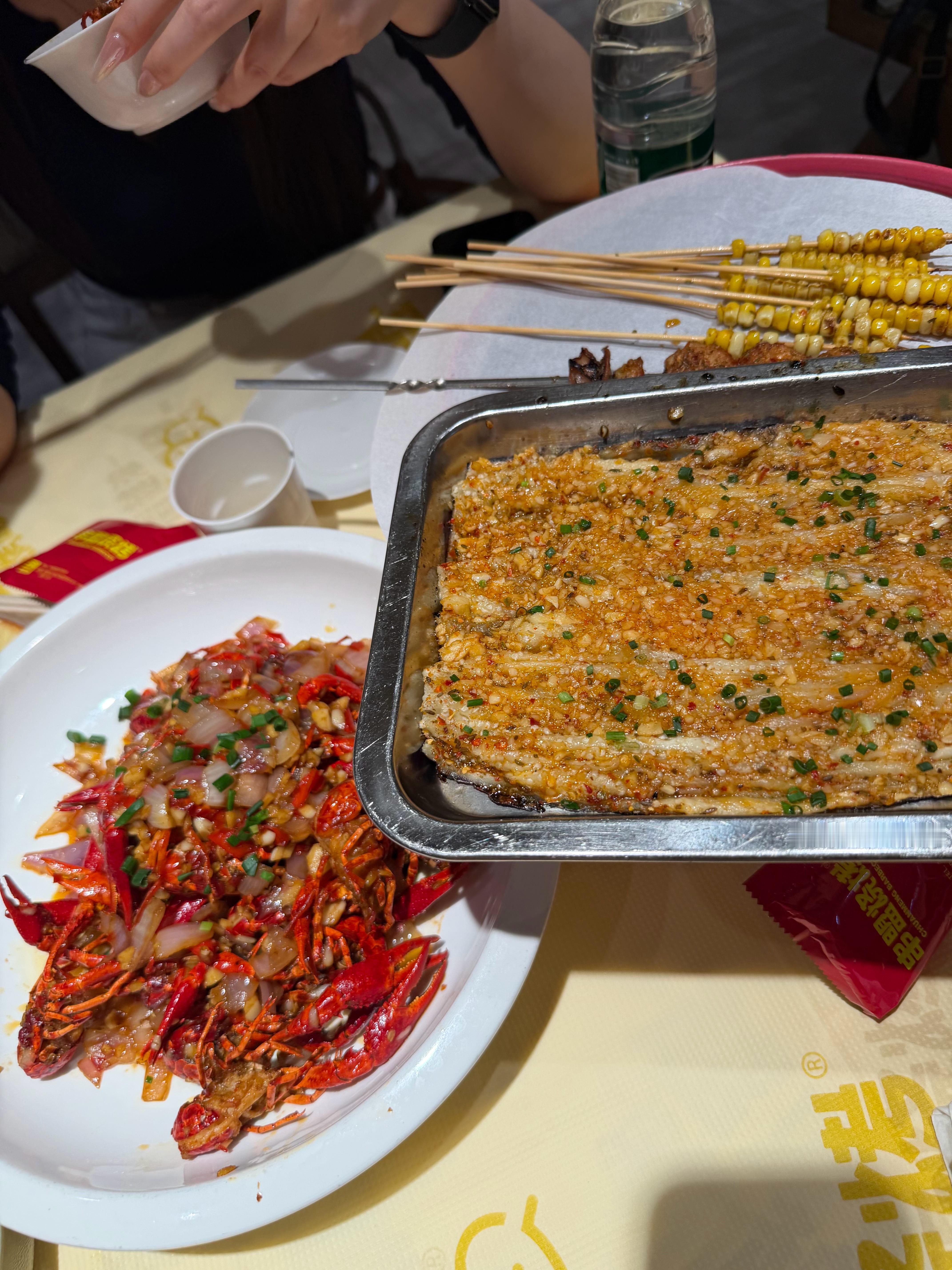连着吃了几天串盟了 最喜欢的鱿鱼包肉卷王俊宇说我们能玩的来是因为我们都是装货我们