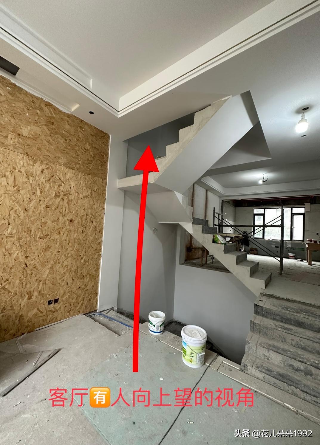 真的有变态会故意看女生裙底吗？
楼梯扶手预想是做玻璃的，感觉更明亮通透，但是邻居