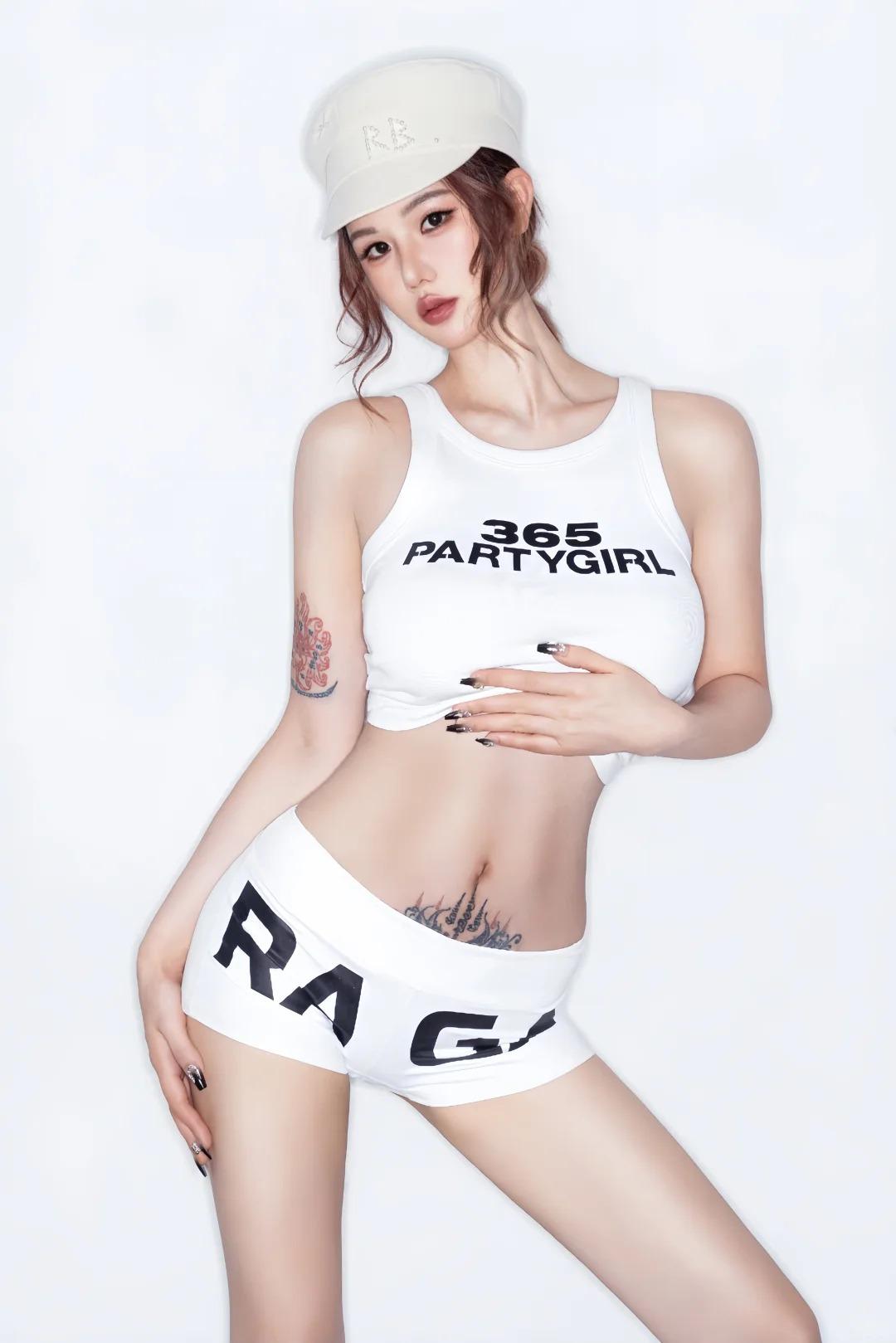 街头的运动风辣妹，好迷人！
小红薯：Emily鲤鱼晶