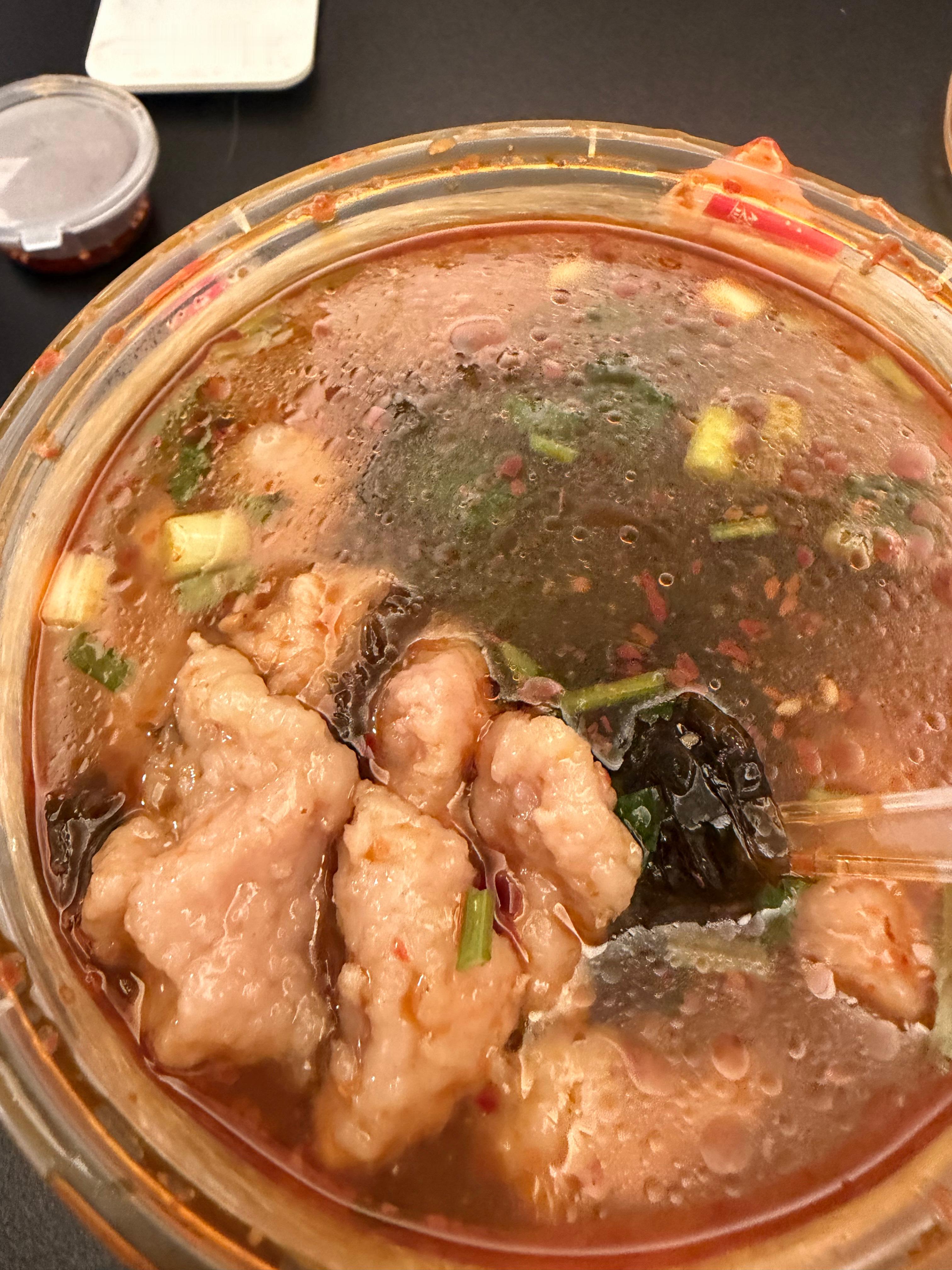 晚饭点在赶飞机没吃这会儿饿的我，还点了拌面扁肉在路上，压力一大就想吃碳水，好恐怖
