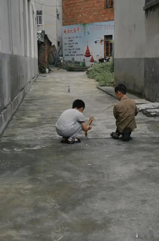 童年啊！是梦中的真，是真中的梦，是回忆时含泪的微笑 。——冰心