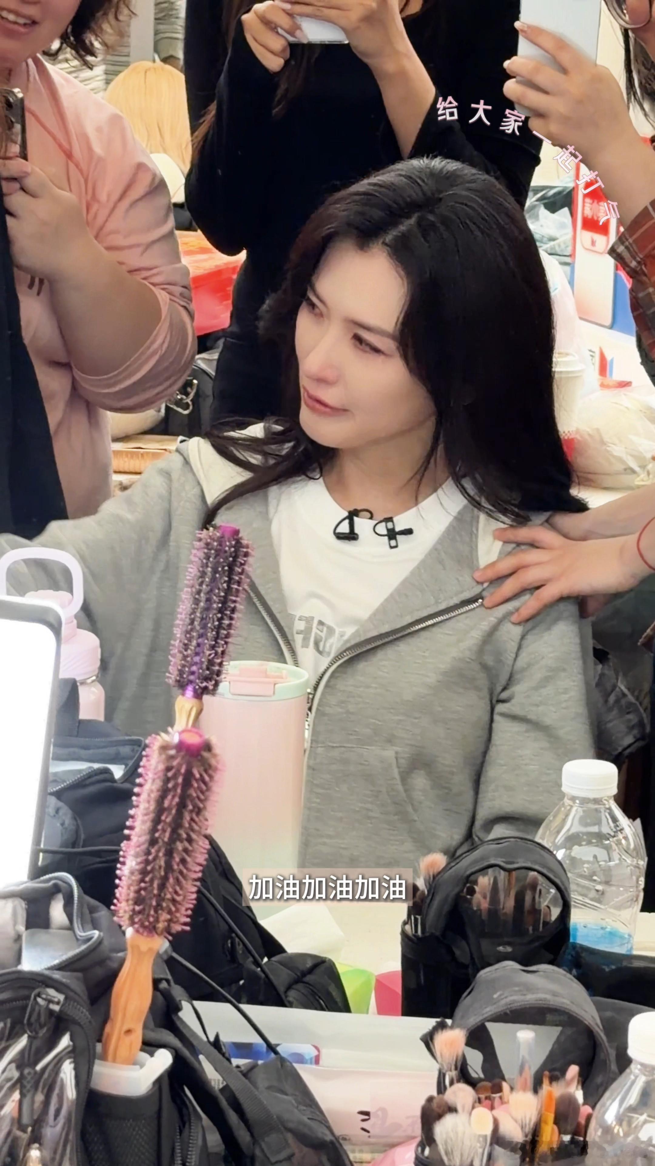 徐洁儿小考后哭了徐洁儿和姐姐们的关系都非常的好，而且特别的有梗，看到了这一次的暖