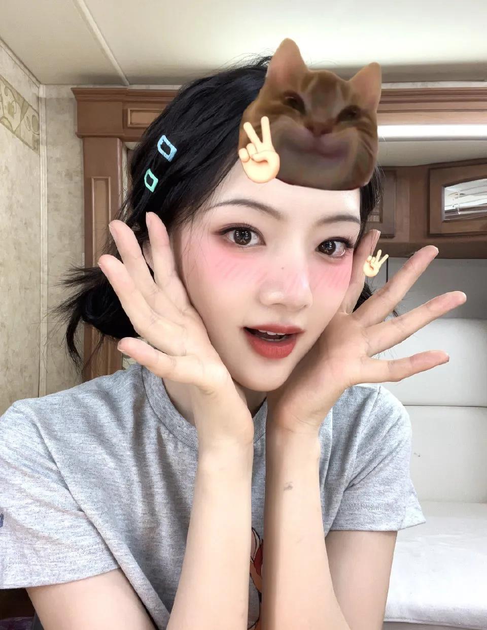 现实中的任敏比玉骨遥里的好看，而且透着活泼可爱，只能说玉骨遥里的造型师太一般了。