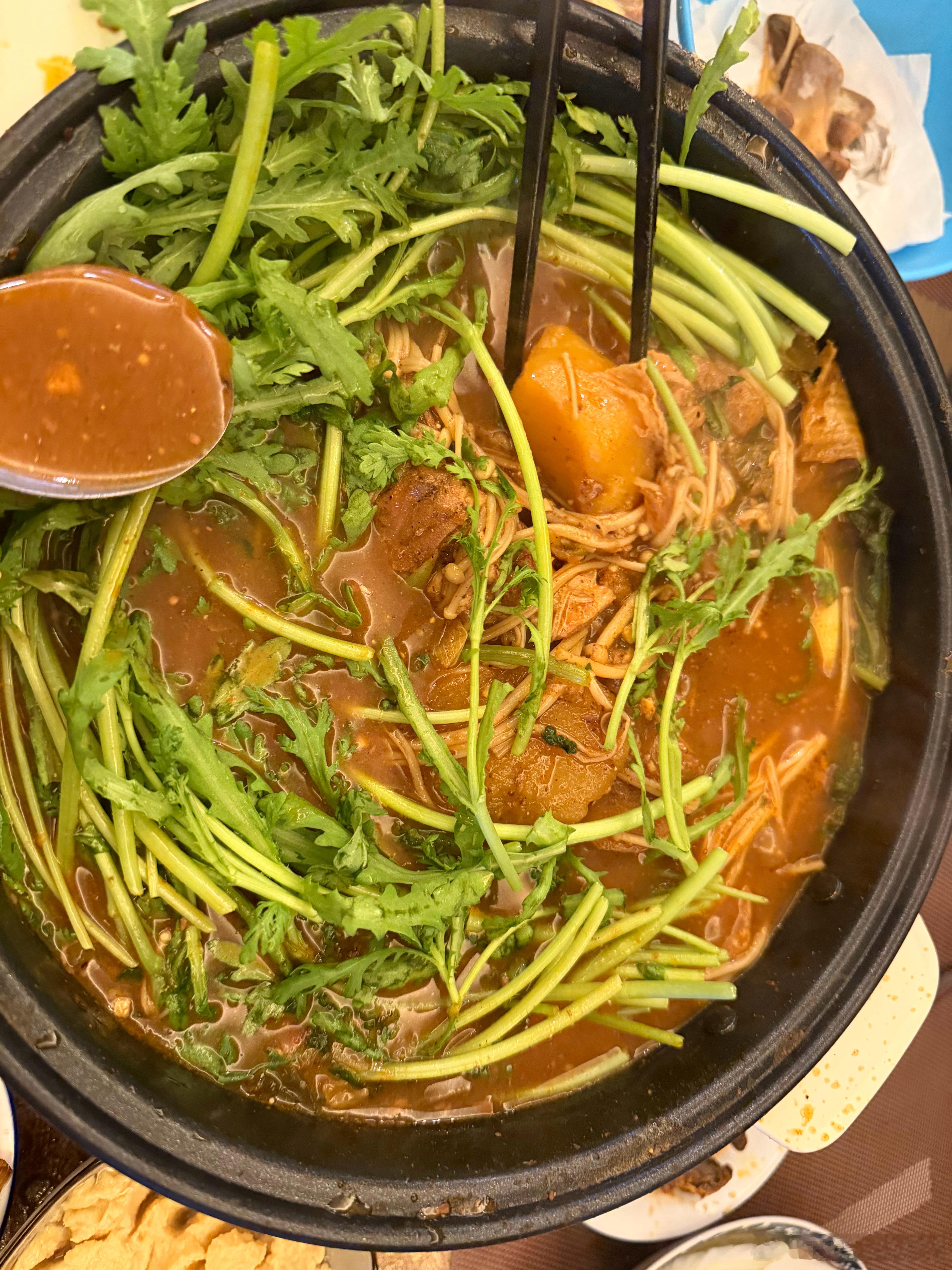 做了脊骨土豆锅，吃了一个我妈蒸的糖三角儿。 