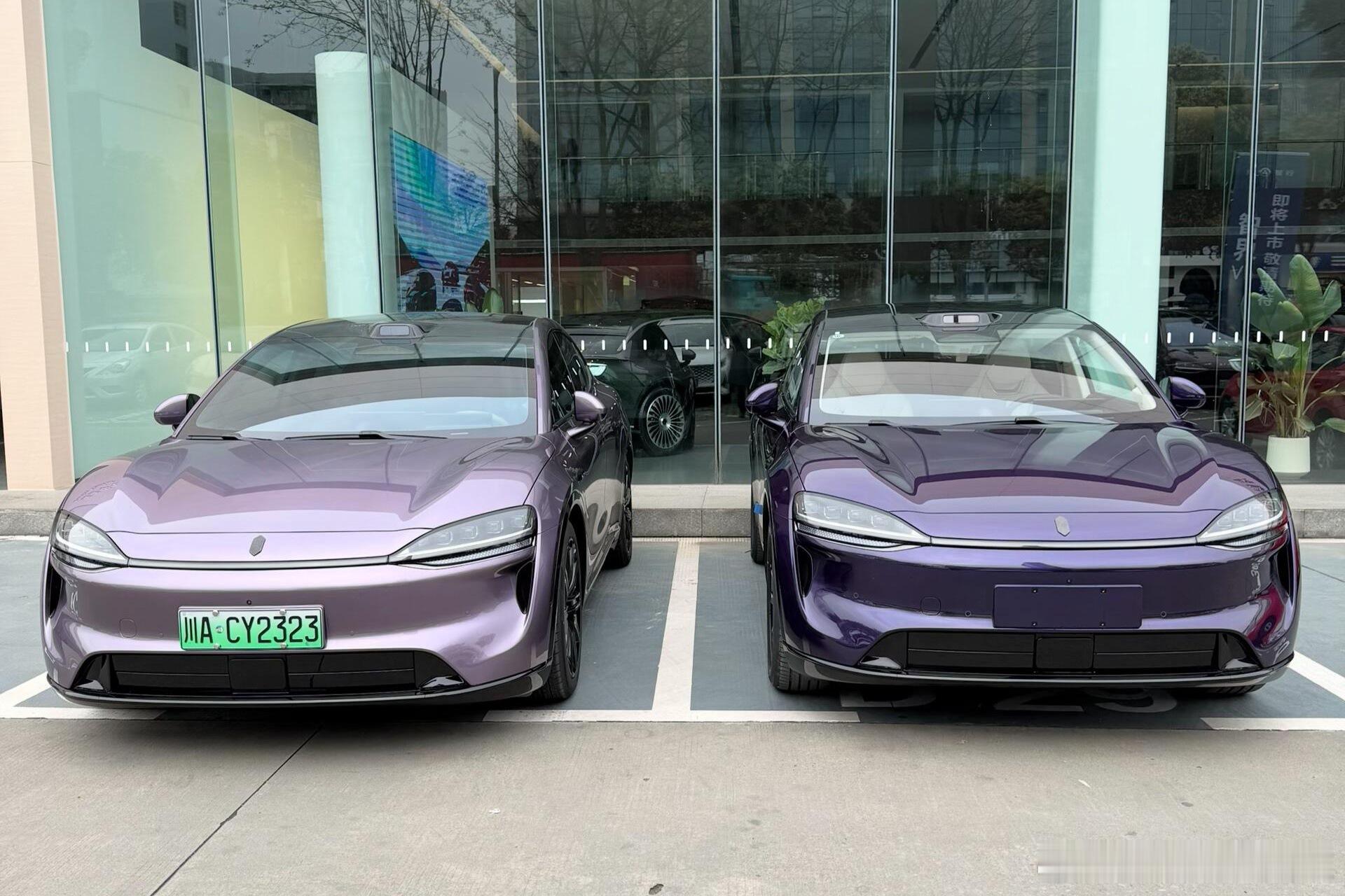 群里看到的智界R7 新增紫色和在售紫色的对比图，大家喜欢哪种紫？新能源汽车大v聊