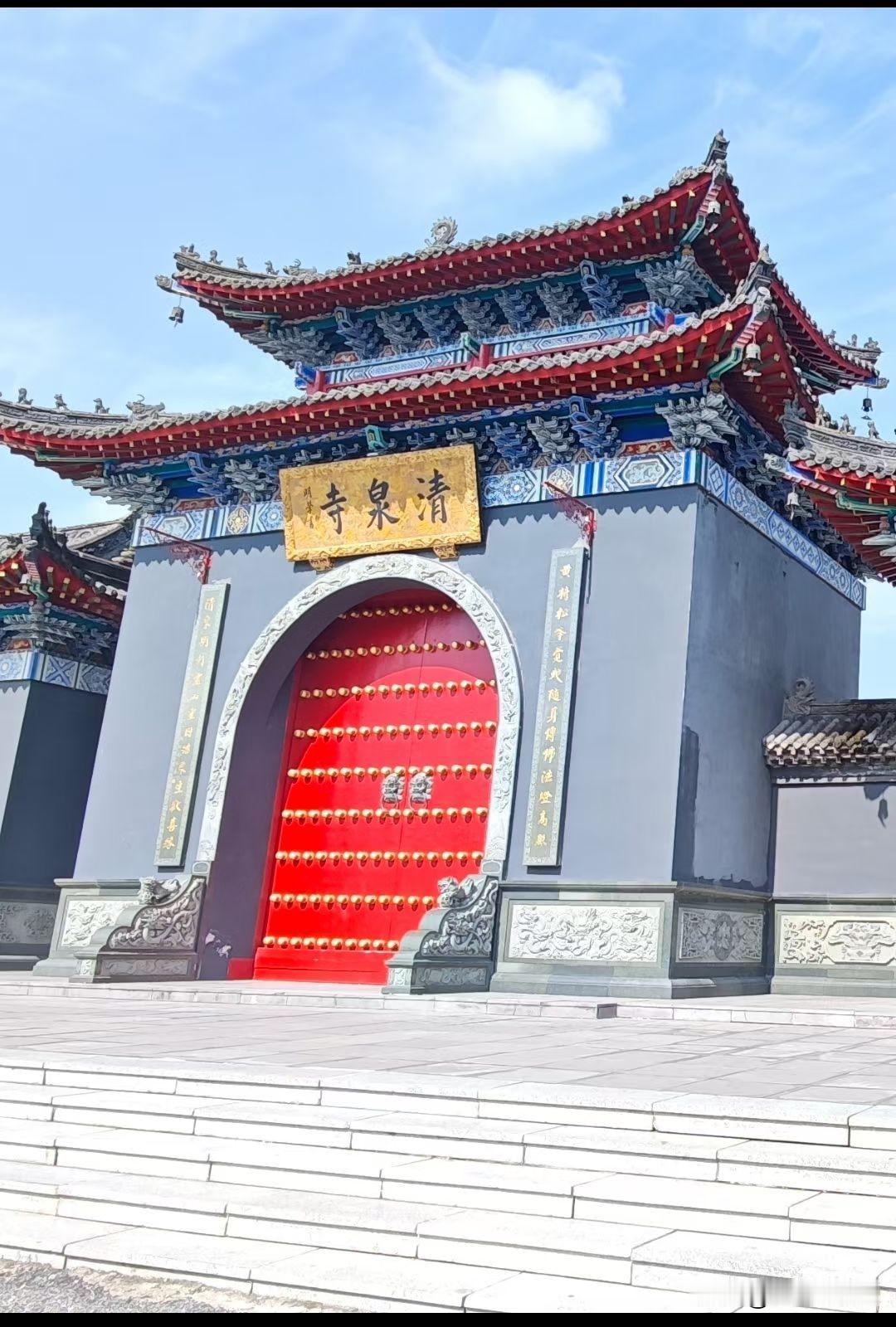 没想到在过节这么人多的地方竟然还有避世之所。