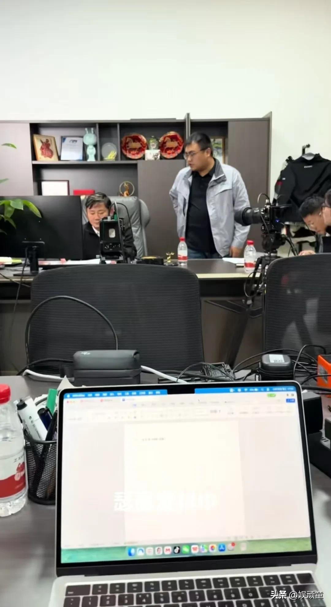 一直以为张雪每周三晚六点的质量日直播，只是简单拿一部手机开播。直到看到高洋今天放