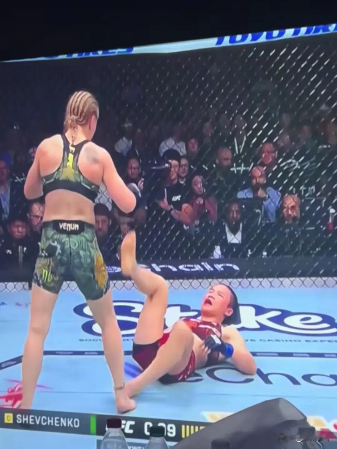 我看到张伟丽奋力直蹬腿防守舍普琴科的攻击，心里很不是滋味。面对比赛时间即将耗尽，