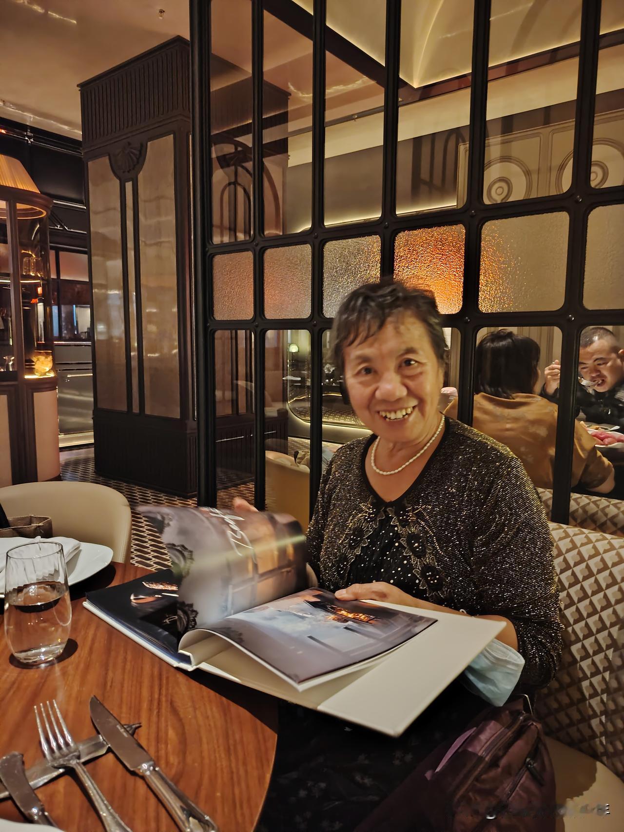 沉甸甸的爱：
  我老伴是爱我的，这份爱异常的珍贵且永恒，日常平淡的生活就能深刻