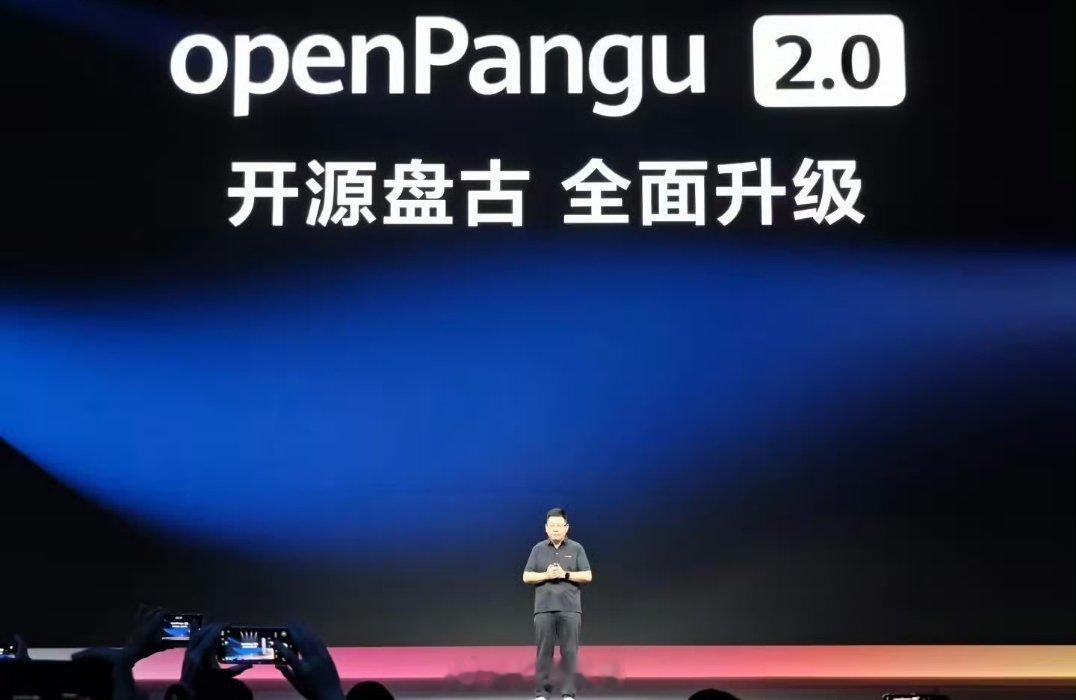 余承东：全世界还不知道大模型是何物的时候。2019年，华为就推出了盘古大模型。 