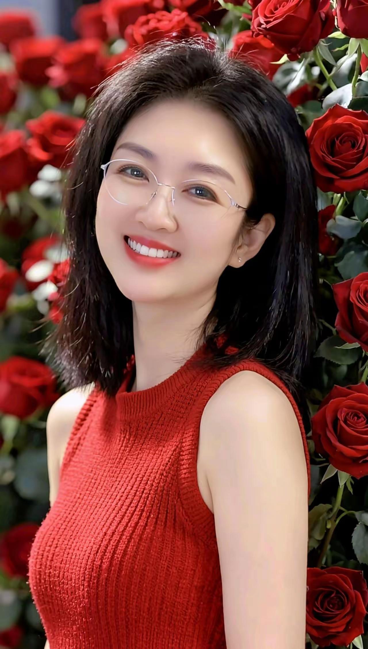 这姑娘穿红衣笑得真甜！