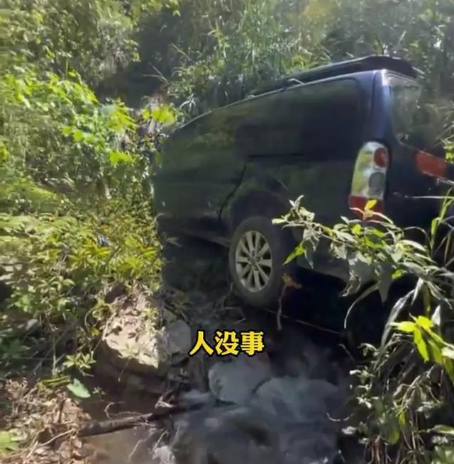 这事你信不？30米悬崖滚下去，人没事车还能开！车主一句话让人泪目


江西新余，