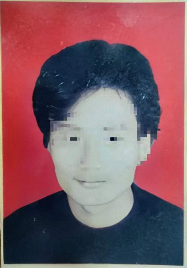 2001年合伙抢劫75万元，为防同伙揭发持刀行凶将人抛尸枯井，改名换姓经商隐匿20载，一审死缓，受害