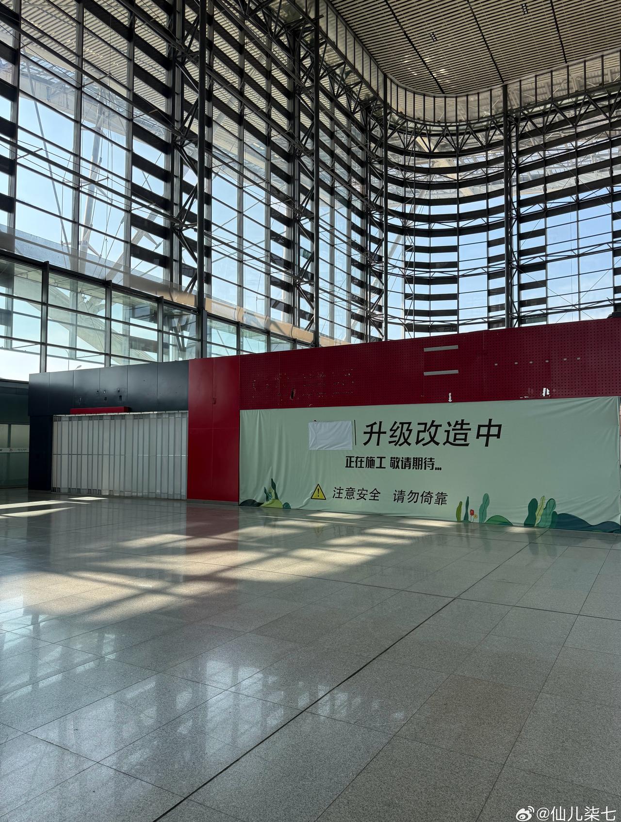 又是早班车的一天，特意早点到高铁站的，结果一进站发现我的肯和麦都没了[裂开] ​