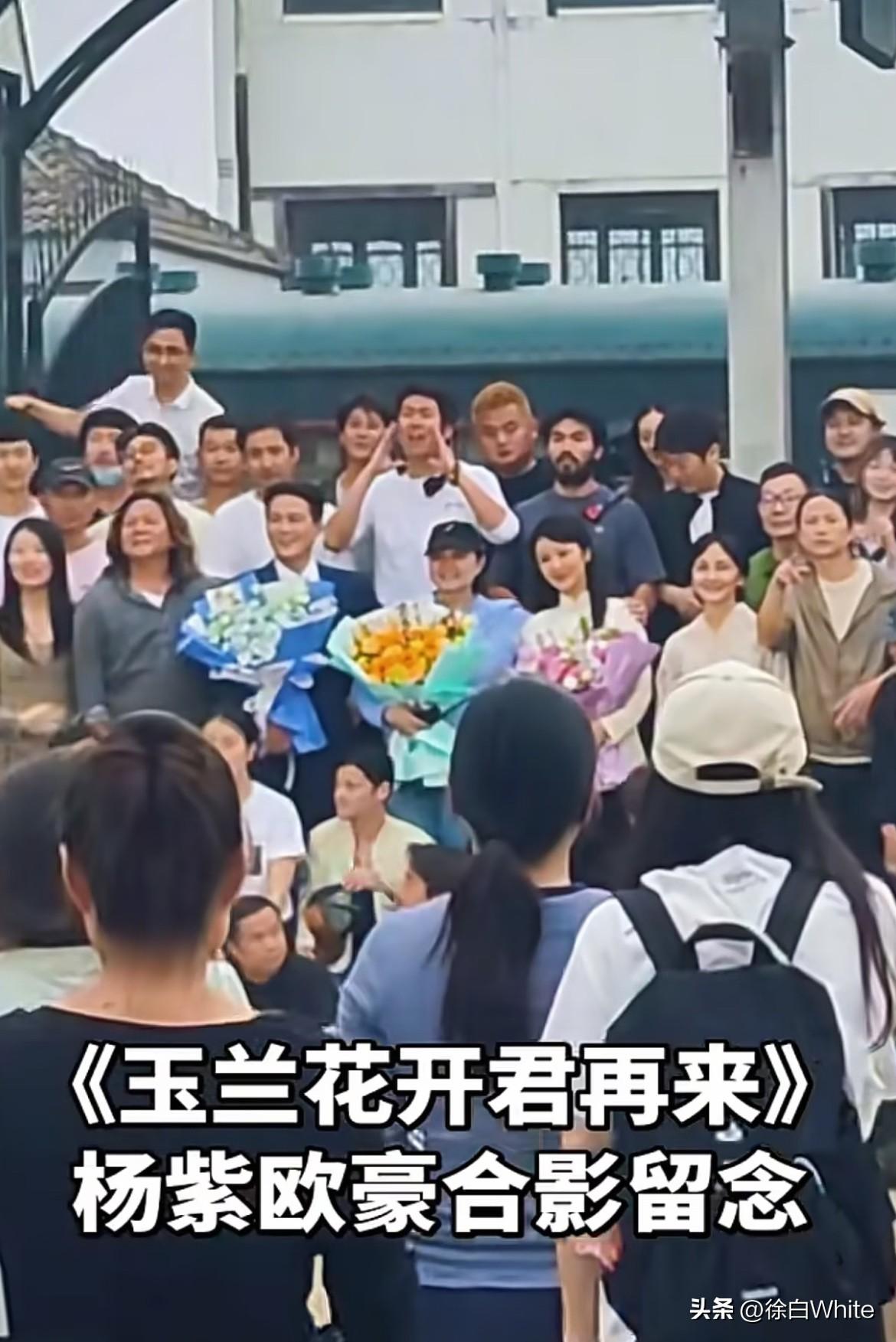5月22日，杨紫《玉兰花开君再来》杀青照，从去年12月到今年5月，历时5个半月，