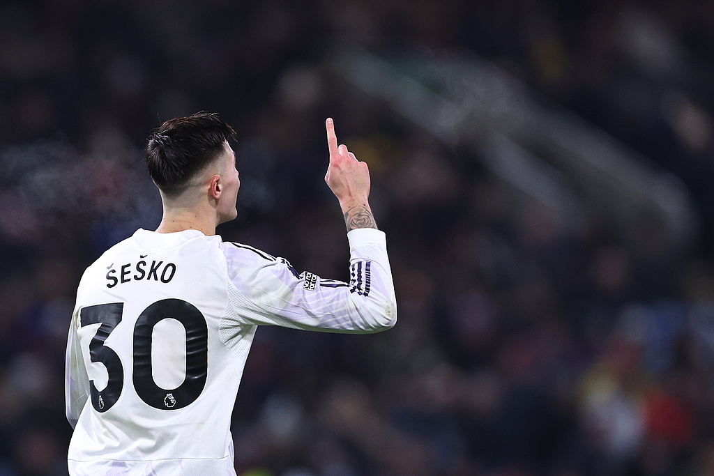 体坛联播｜曼联曼城均遭联赛三连平，巴萨创西超杯赢球纪录