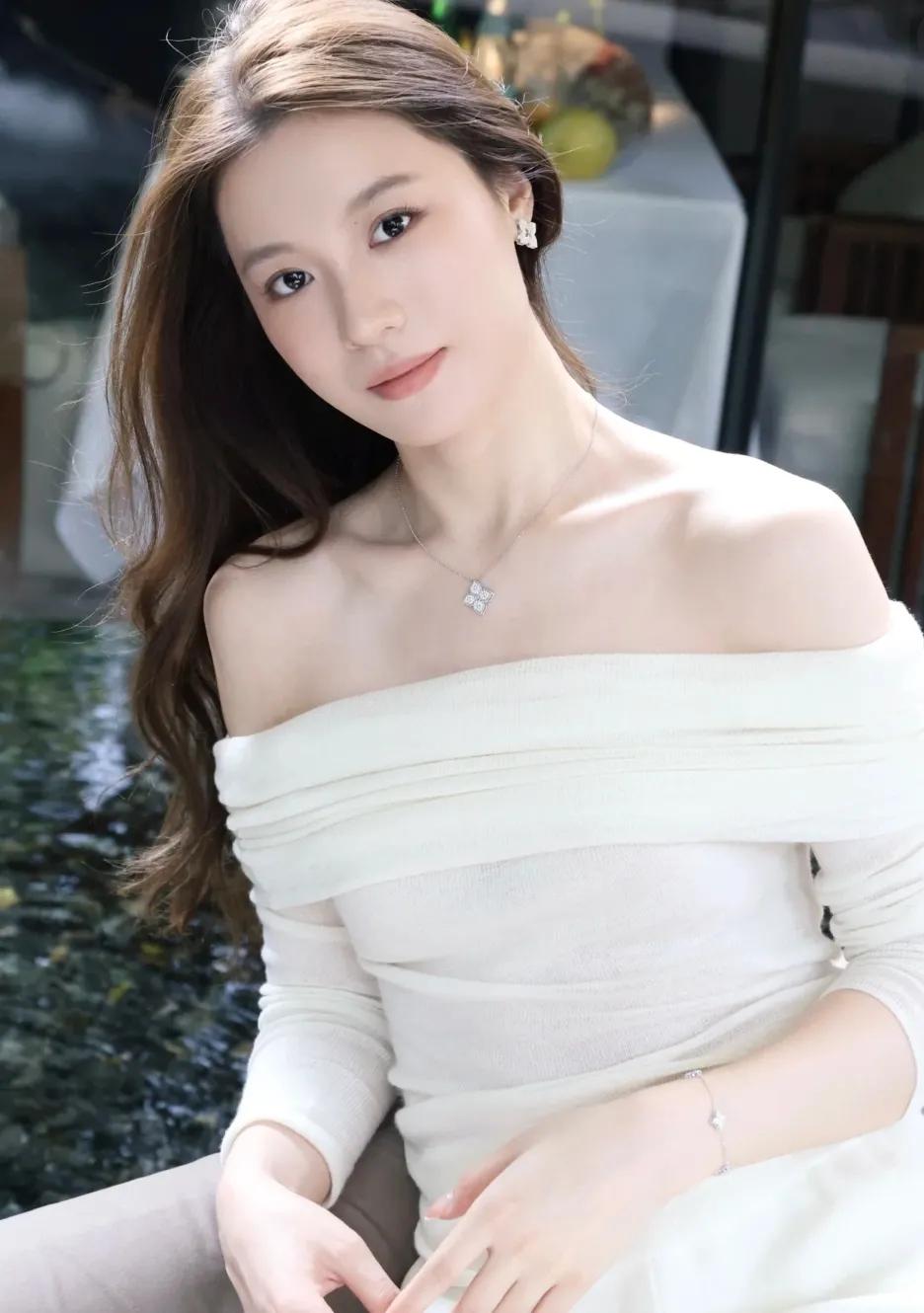 白衣轻纱舞，玉手抚琴弦。女神降临。