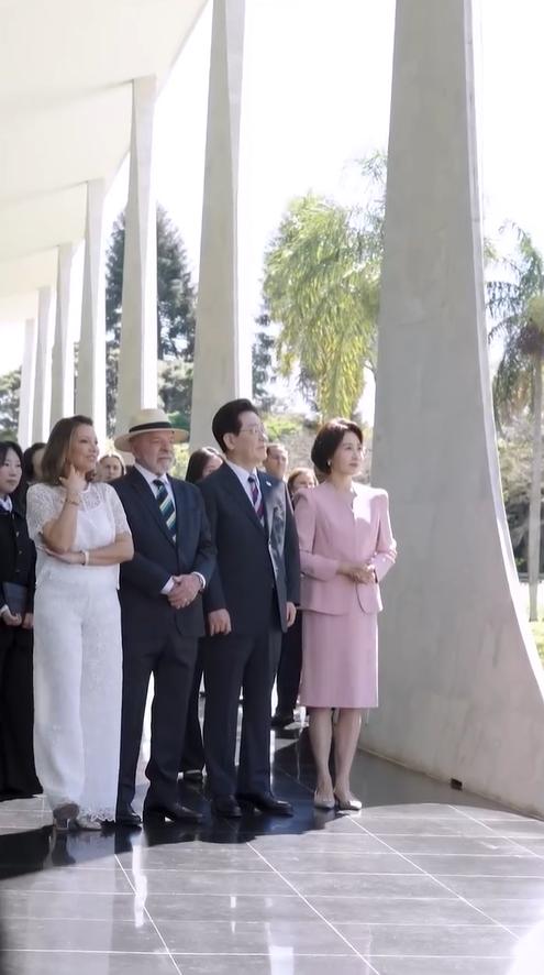 巴西第一夫人罗桑杰拉·席尔瓦陪同李在明夫妇看演出，观看时身体跟着音乐舞动，太嗨啦