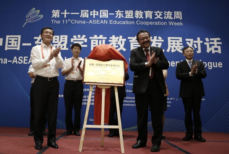 中德两国在教育领域合作成果颇丰。职业教育方面，1983 年签署《中德教育合作备忘