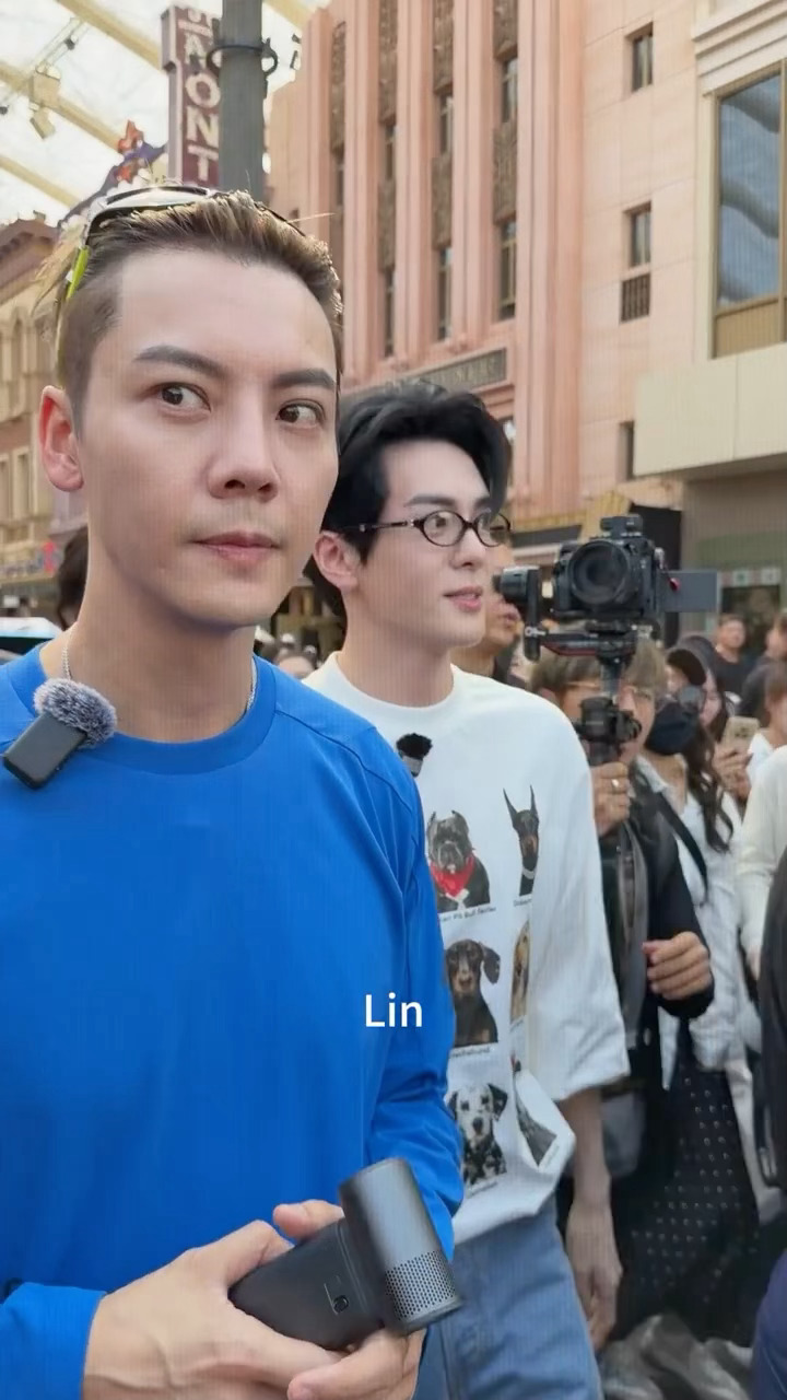网友在北环偶遇陈伟霆曾舜晞曾舜晞好帅好男大谁懂 像一只小狗！！！陈伟霆曾舜曦环球