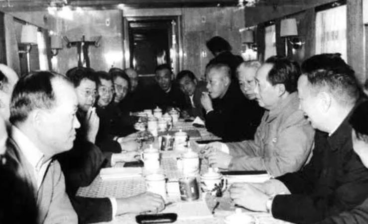 1959年毛泽东乘专列视察邯郸万亩棉田，亲切询问少奇是否到过这里？
1958年1