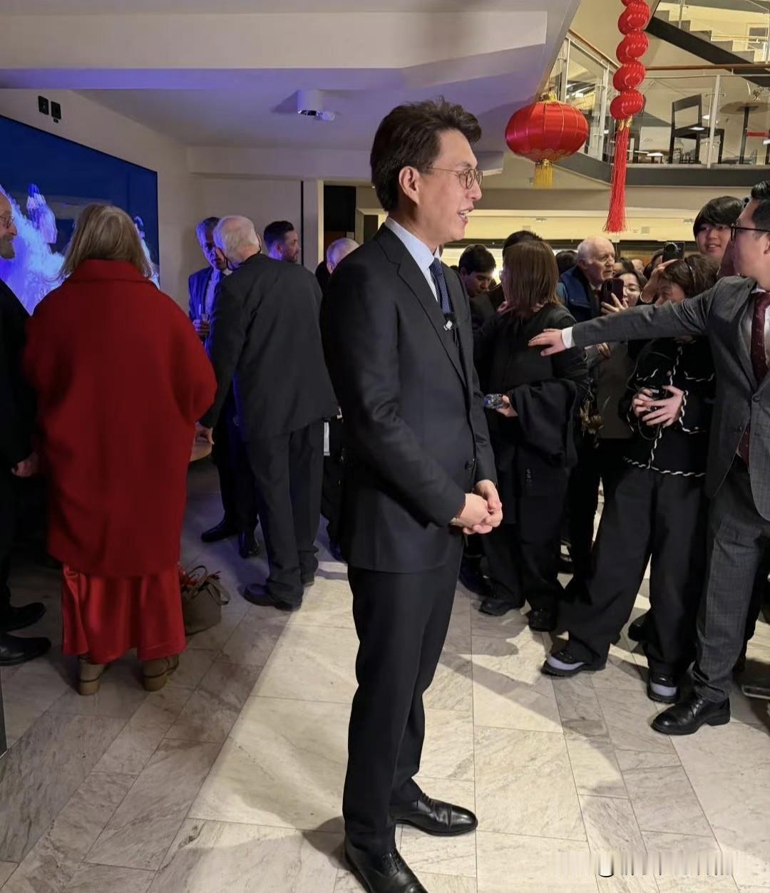 靳东这回是真“老干部”了。中戏毕业，一头扎进中国煤矿文工团，从演员变身正厅级团长