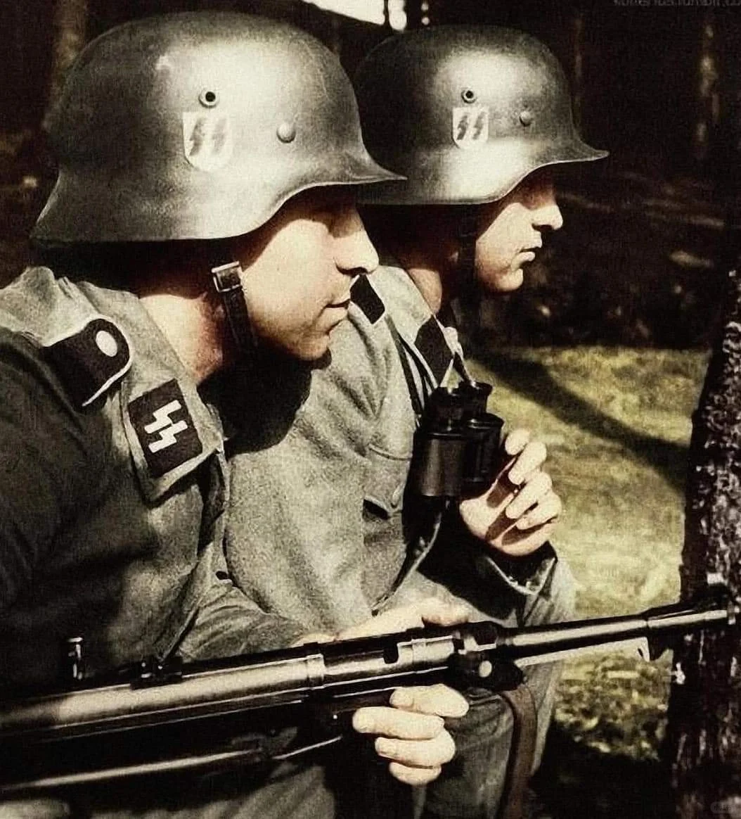 1940年5月入侵法国期间，一名士兵手持MP40和另一名队长一起进行侦察。