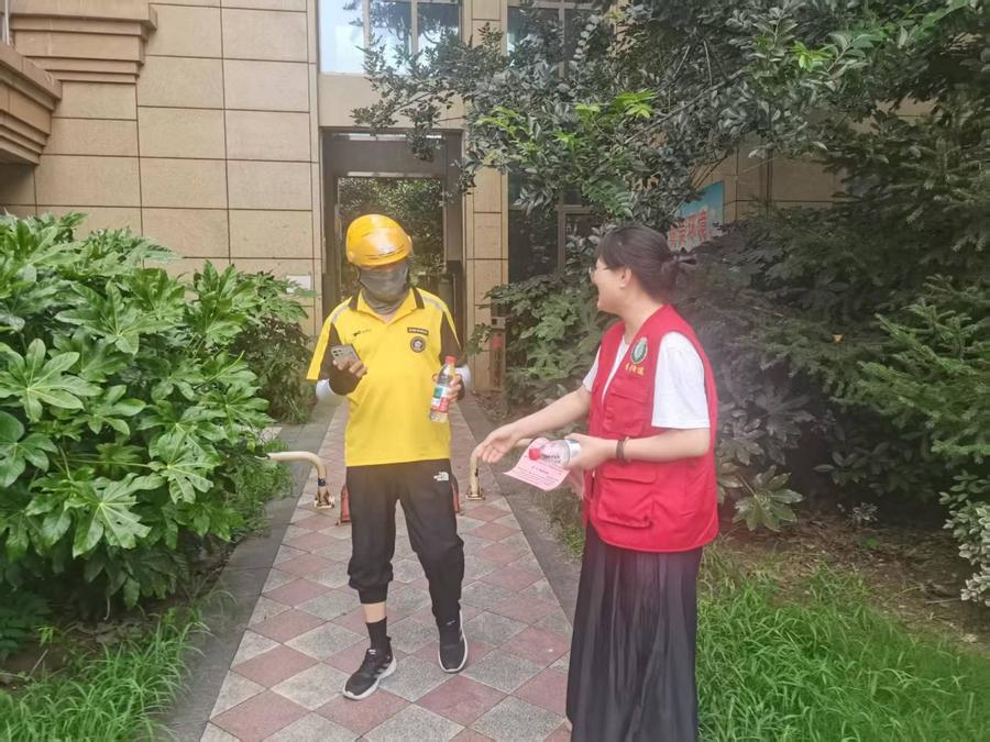 桃园社区开展夏日送清凉活动