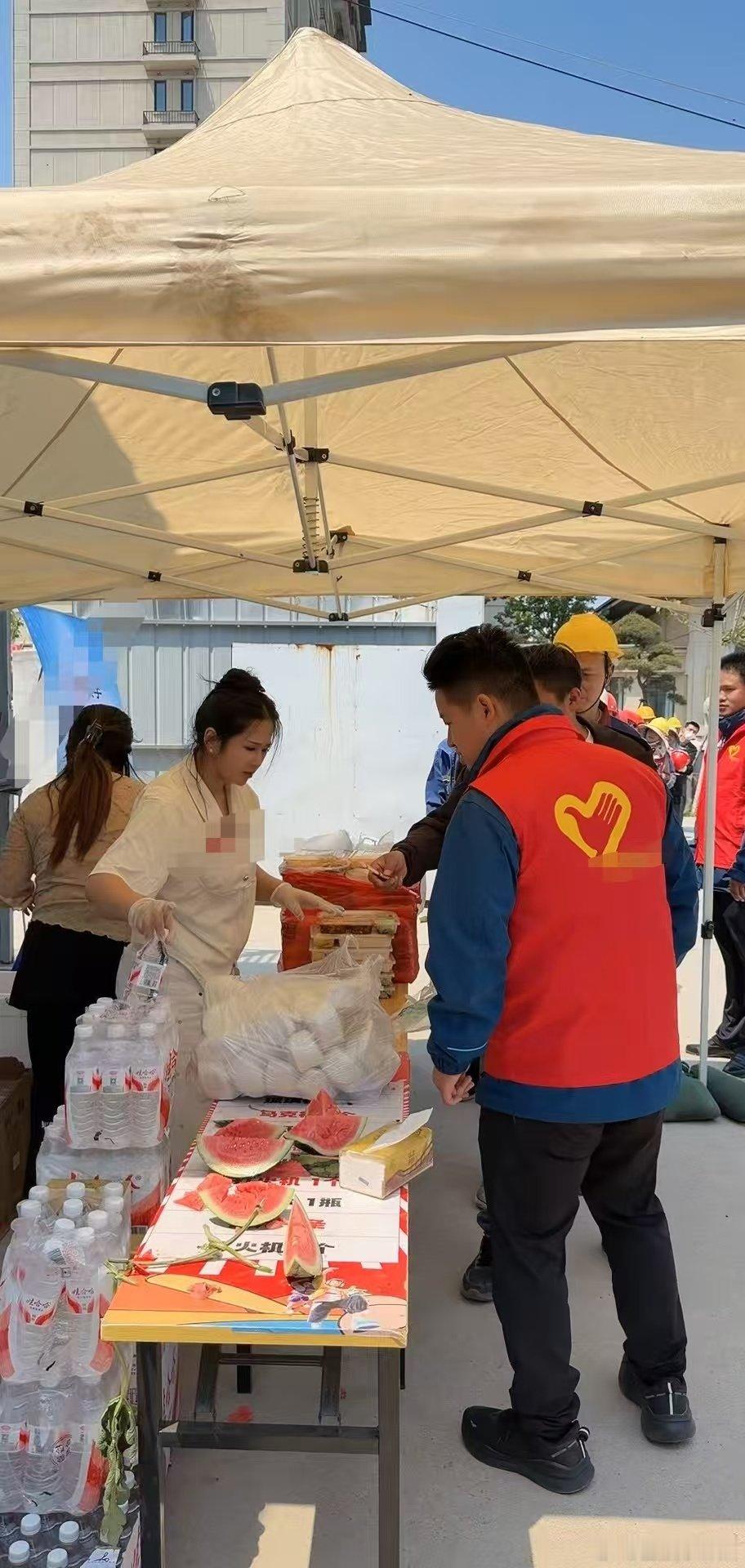俏黄蓉重返工地为工友送盒饭 最动人的不是走红，是走红不忘本，俏黄蓉回工地送盒饭温