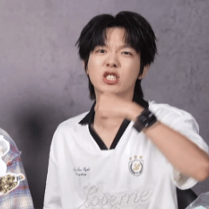 三个少年收官豁出去了三个少年 看到他们DIY回忆小蛋糕的那一刻，真的是满满的仪式