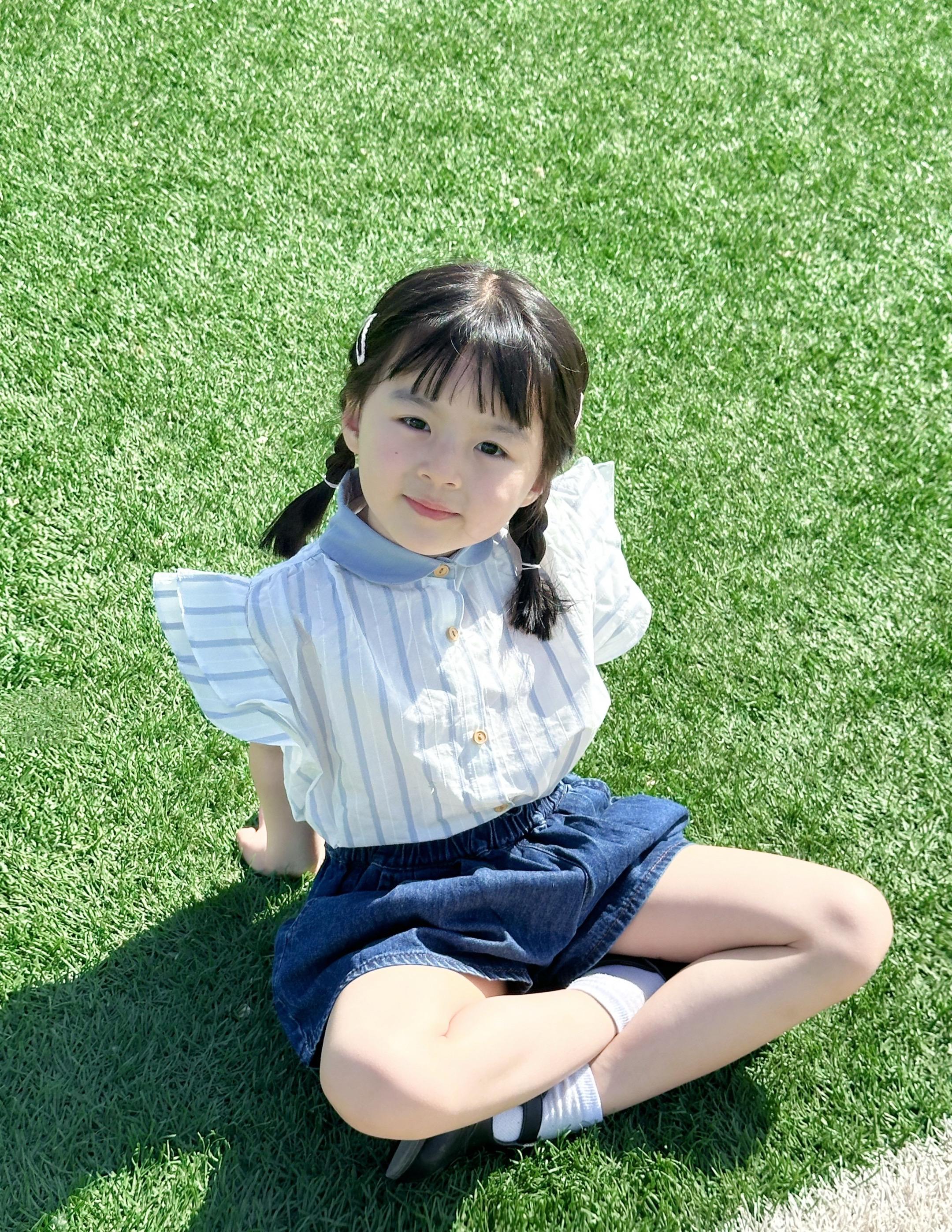 5年了 婴儿感已经渐渐消失了 慢慢长成了一个明媚开朗的小女孩～