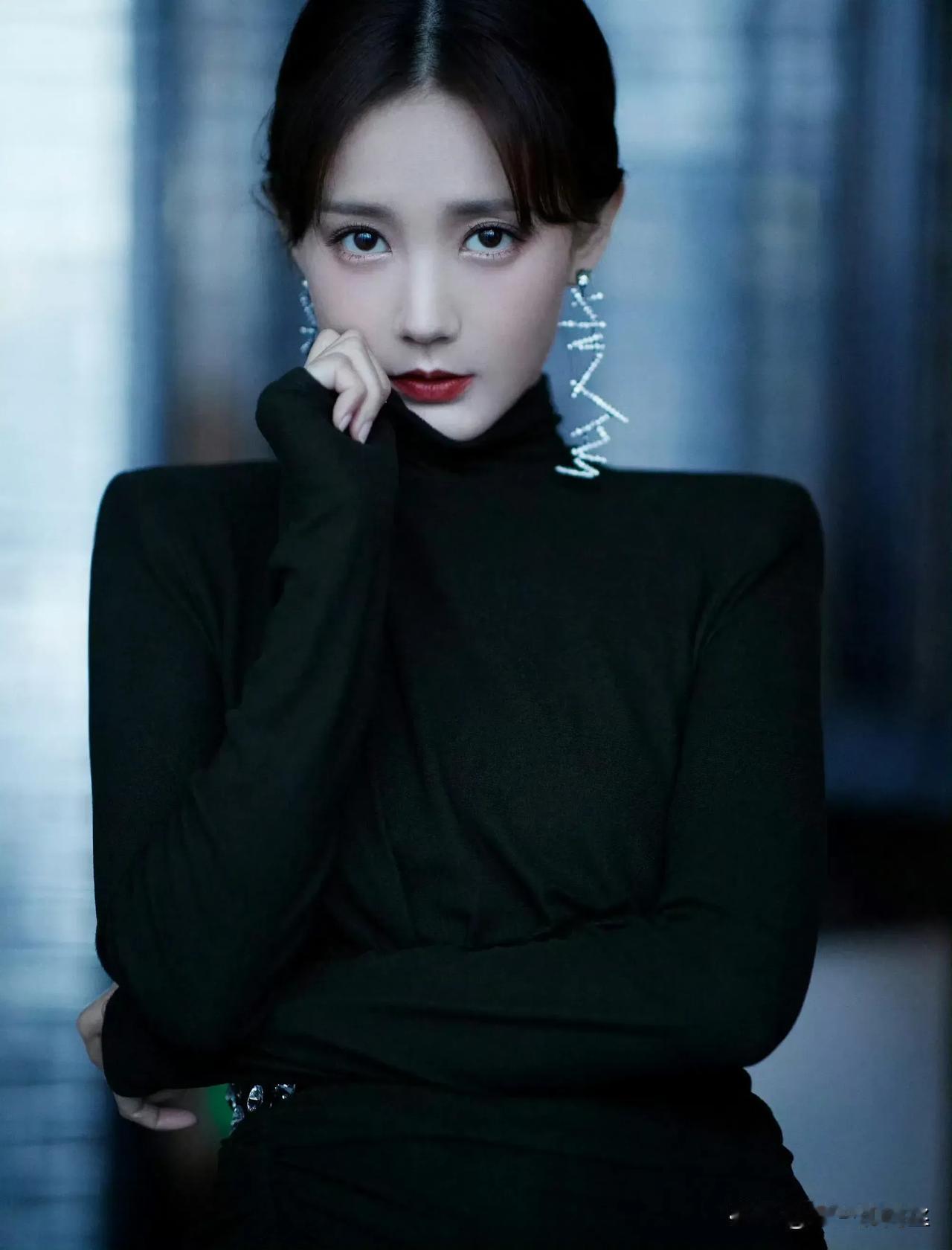 李一桐身着黑色高开叉紧身长裙，惊艳亮相。她身材窈窕，好身材一览无余。精致的五官搭