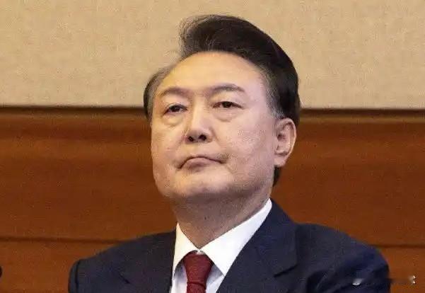 尹锡悦狡猾！
拘留后，
以身体虚弱为由，
法院内乱案庭审不出席，
特检组传唤调查
