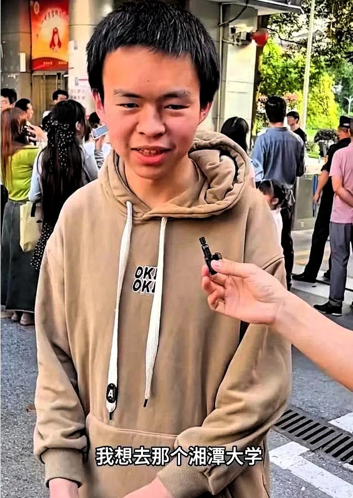 看到这个叫贺永辉的高考生的故事，直接把我整破防了
 
贺永辉的家境普通且艰难，母