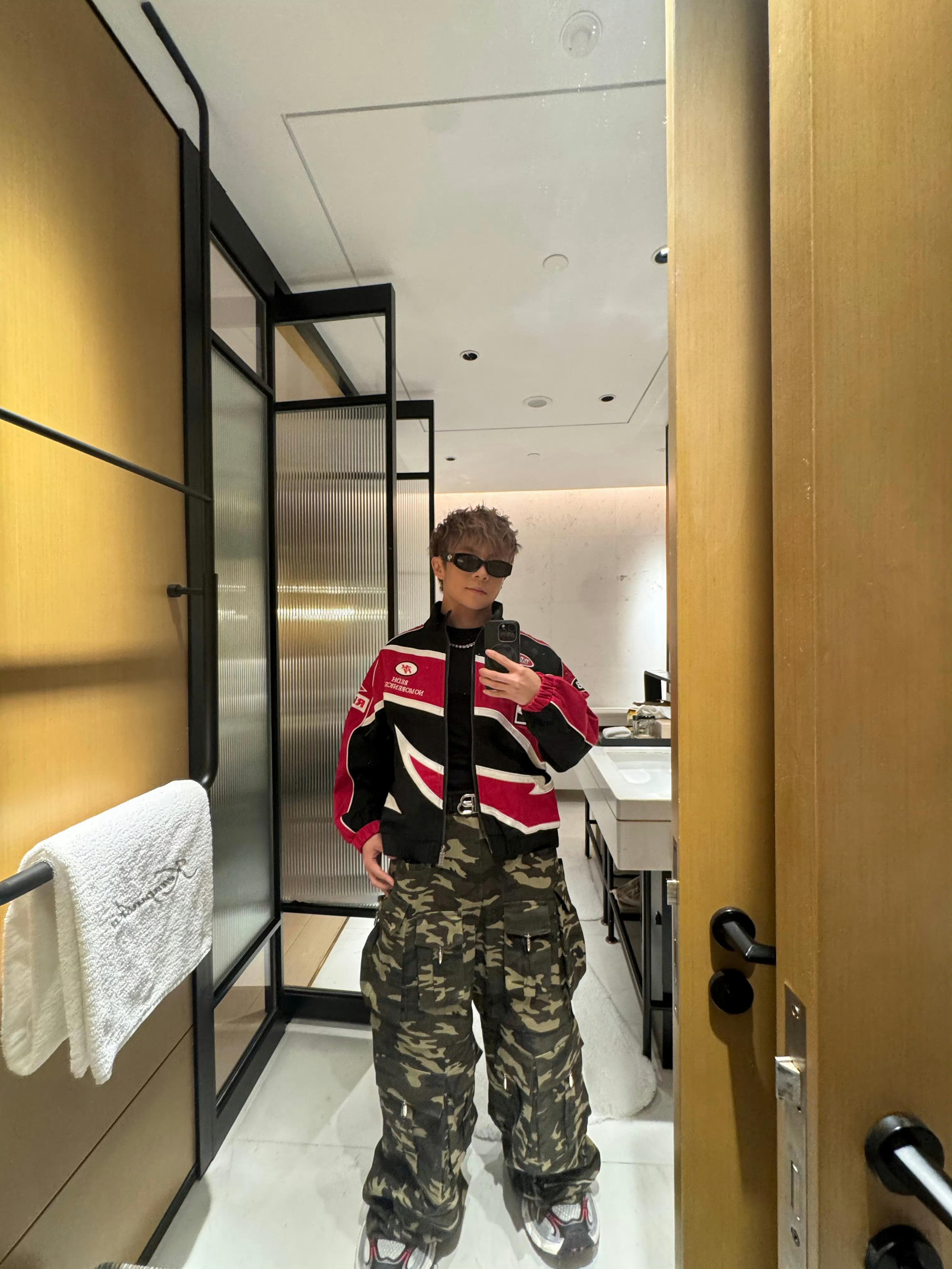 活死人小李晒出最新造型：杭州降温了 但我很有型😎活死人 这造型怎么样？ 