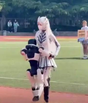 【陕西某高校运动会上一台原本在表演舞蹈的机器人，为何中途突然转身，抱住了身旁一同