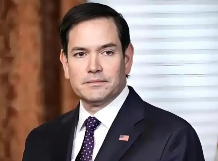 美国国务卿鲁比奥就在这时候到访，为了显示对印度的重视，他全程西装革履，哪怕脸和热