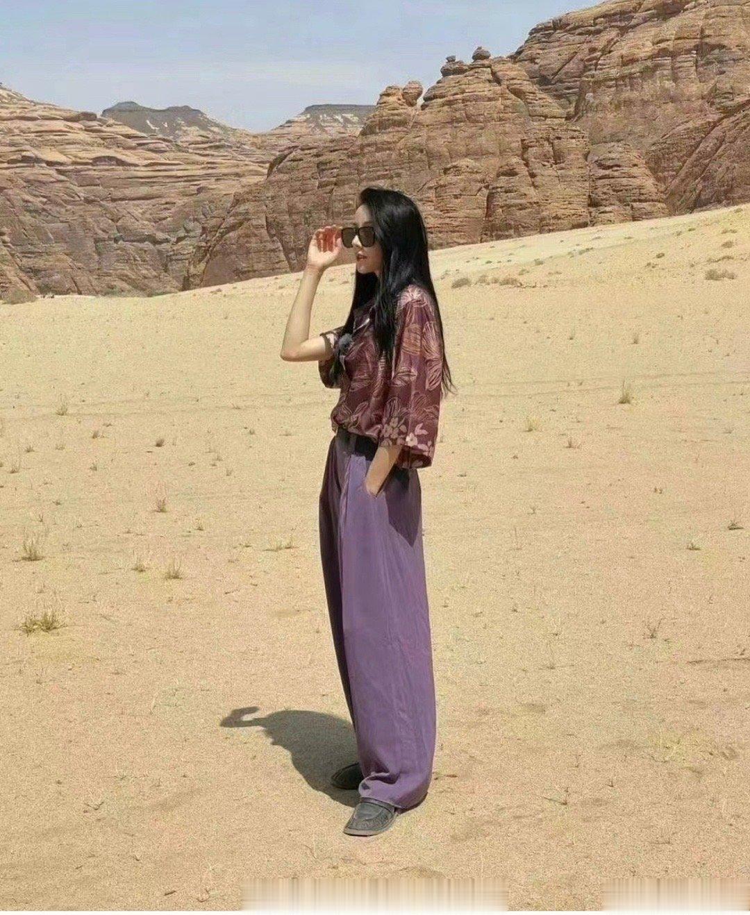 迪丽热巴真的什么衣服都能驾驭#花少5沙漠时装周##花少5迪丽热巴沙漠路透# ​​