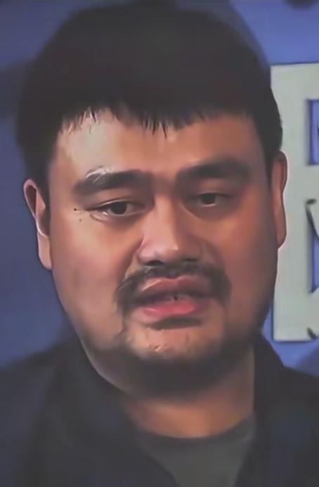 球迷们都该清醒了！中国男篮现在的烂摊子，根本不是换个教练、换几个球员就能救回来的