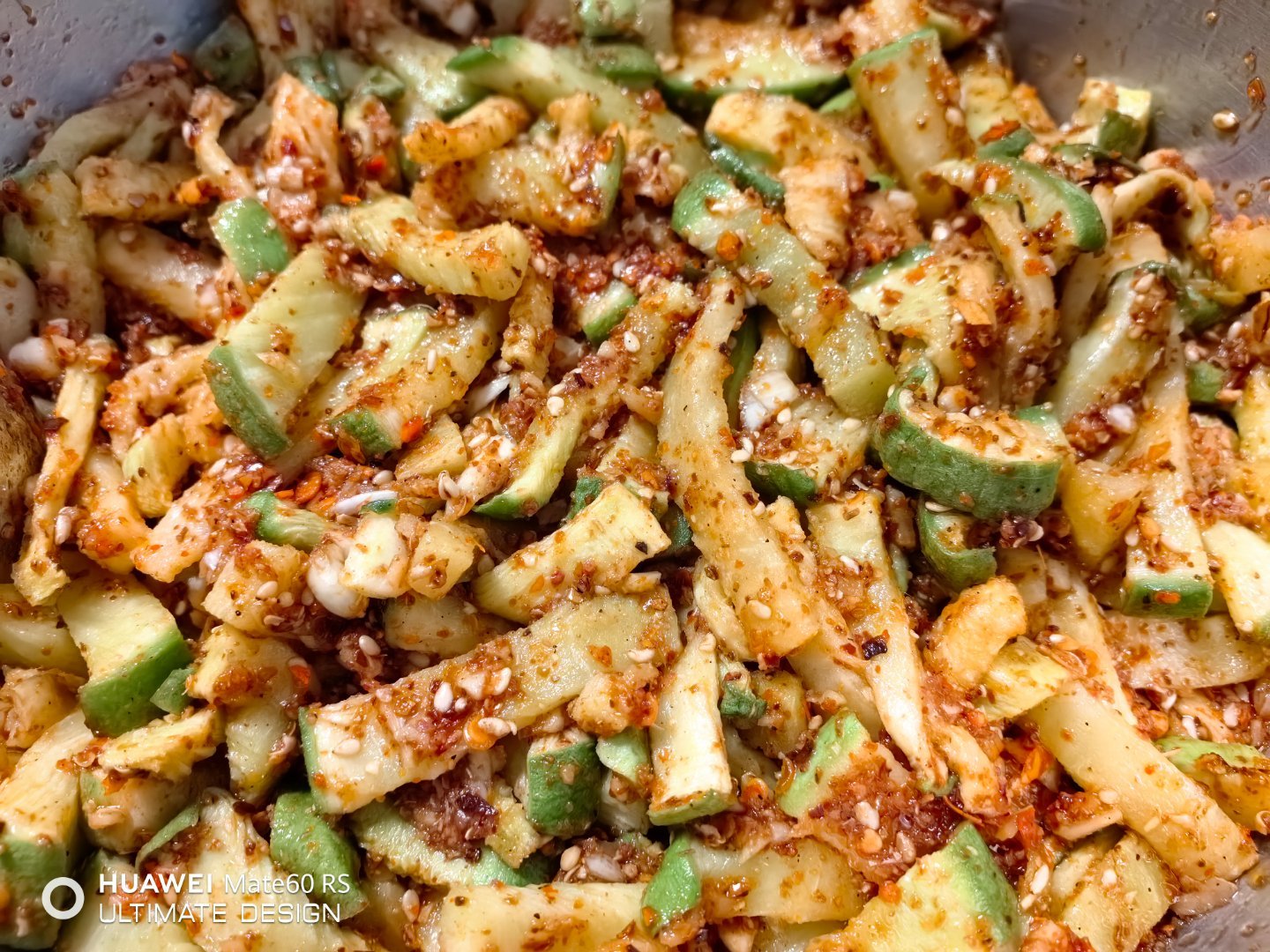 亲手腌制的香辣萝卜干，香味扑鼻，以至太太就想马上吃几条。这可吃上一个冬天。加工食