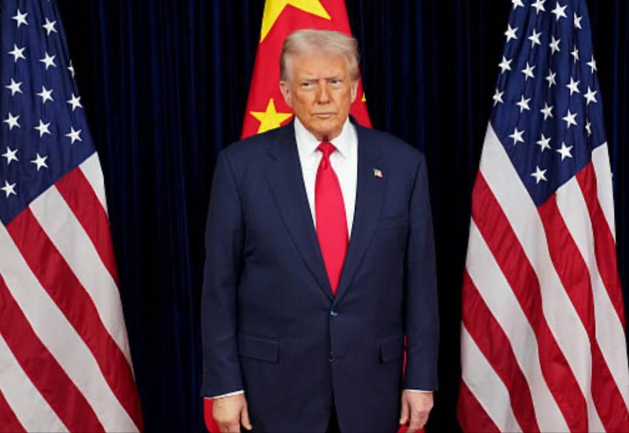 [微风]美国媒体拍摄的特朗普在中美会晤时的照片，特朗普站在红旗下，还系着红领带，