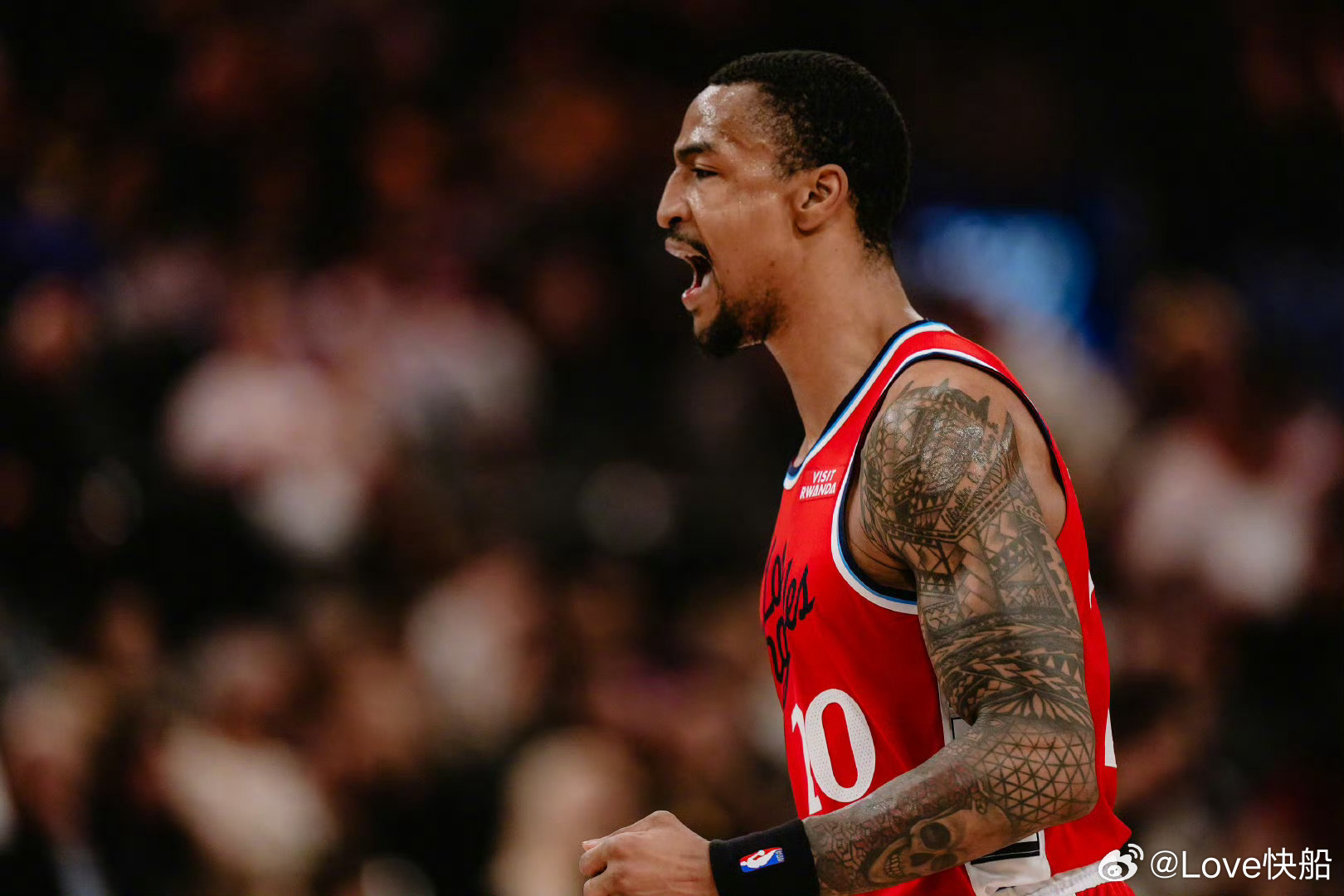 约翰·柯林斯昨天参加了一场 5 对 5 的对抗赛，并且正在取得进步。快船队将继续