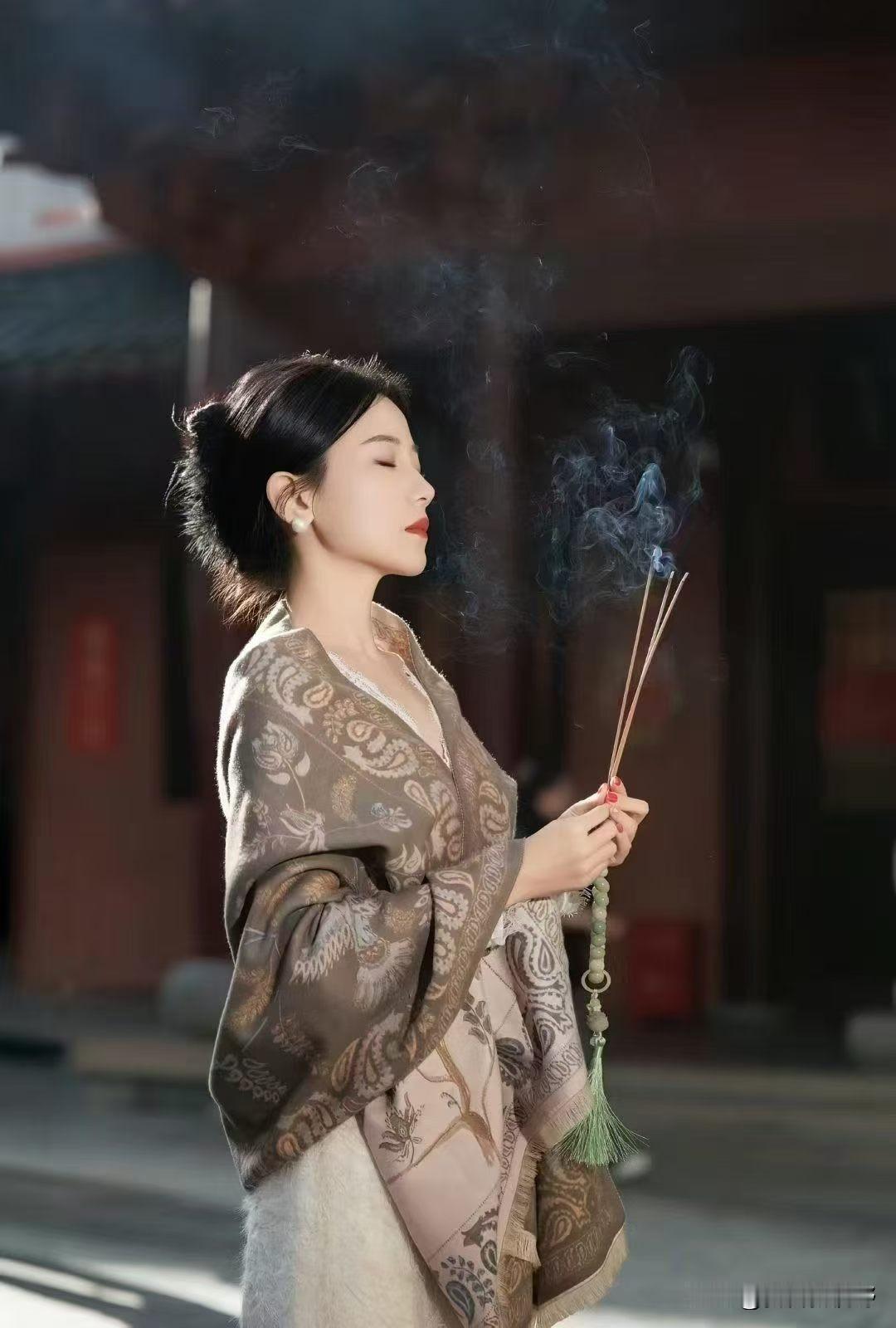 沉香熏衣，古韵悠长，静享时光怎样拍好裙装人像照 古典纱裙照 中式水墨裙装 仙气拍